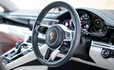Porsche Panamera Turbo Sport Turismo 11