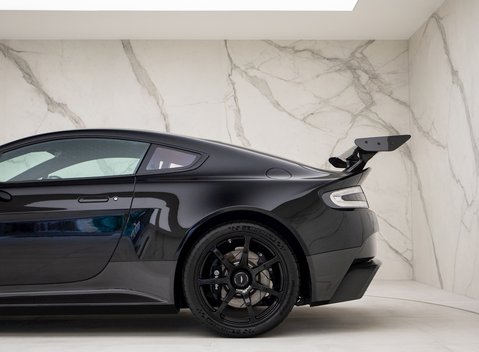 Aston Martin Vantage GT8 32