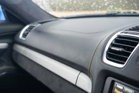 Porsche Cayman GT4 15