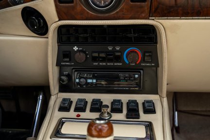 Aston Martin V8 Vantage Volante 23