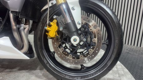 Triumph Street Triple 2014 27K NEW MOT SERVICED SCORPION EXHAUST NAKED 675CC TRIPLE 40