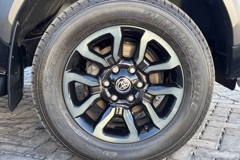 Toyota Hilux Invincible X 4WD 2.8 D-4D Double Cab Pickup - Hardtop Canopy 35