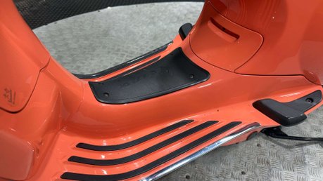 Piaggio Vespa Primavera 2018 ONLY 13K LONG MOT GREAT COLOUR SCHEME 125CC SCOOTER 25