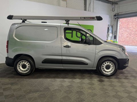 Vauxhall Combo Combo-e 2300 Dynamic SWB 9