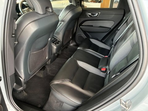 Volvo XC60 2.0 B5 MHEV Plus Black Edition Auto AWD Euro 6 (s/s) 5dr 13