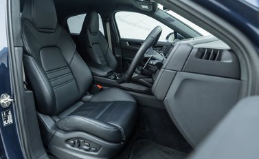 Porsche Cayenne TURBO E-HYBRID Coupe with GT Package 15