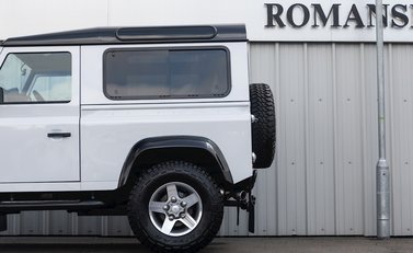 Land Rover Defender 90 Landmark 23