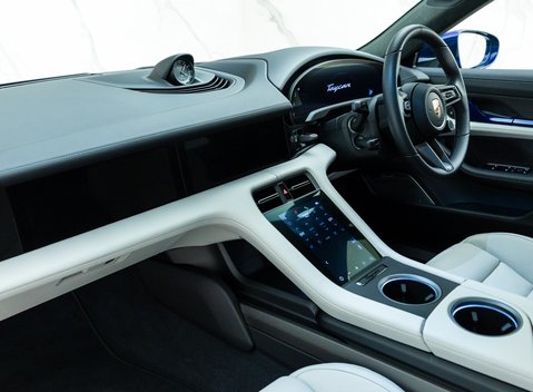 Porsche Taycan GTS Sport Turismo 16