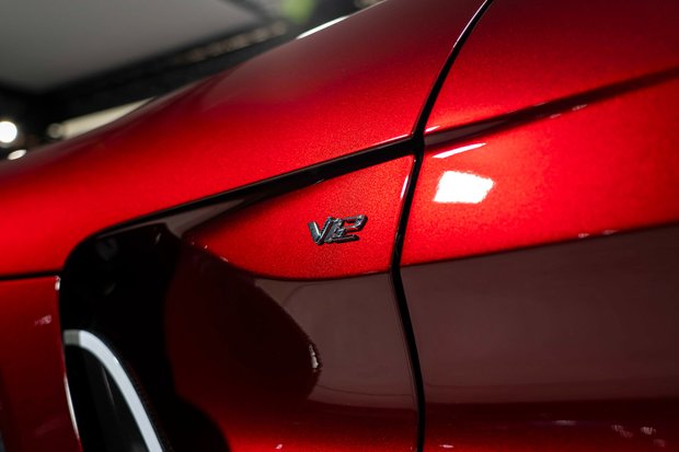 Aston Martin Vantage V12. 1 OF 333. OVER £45K IN OPTIONS. LIGHTWEIGHT PACKAGE. LIVERY PACKAGE. 3