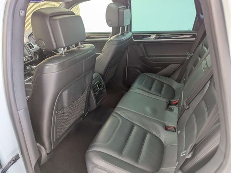 Volkswagen Touareg 3.0 Touareg V6 R-Line+ TDI BlueMotion Technology Auto 4WD 5dr 45