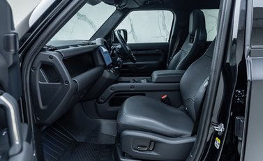 Land Rover Defender 110 OCTA Black 29