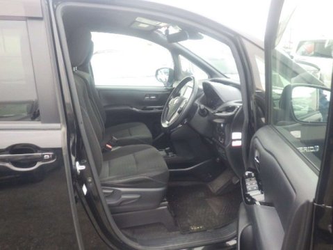 Toyota Voxy Hybrid 7