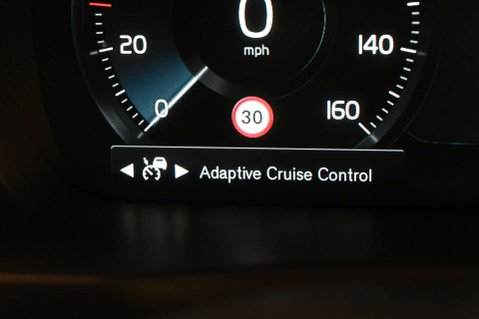 Volvo XC90 2.0 XC90 R-Design Pro B5 MHEV AWD Auto 4WD 5dr 33