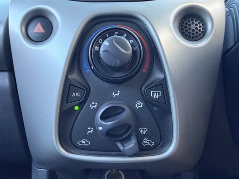 Toyota Aygo 1.0 VVT-i X-Play 5dr x-shift 23