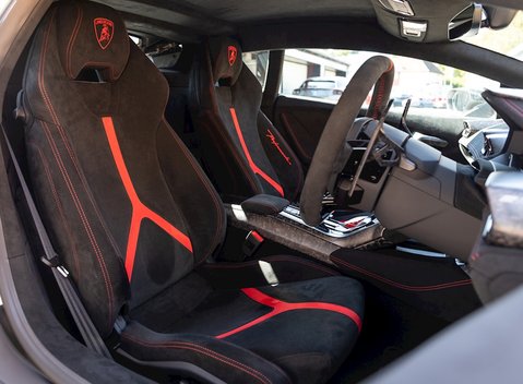 Lamborghini Huracan LP640-4 Performante 12