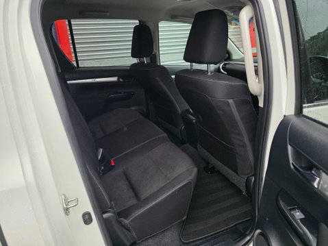 Toyota Hilux INVINCIBLE 4WD D-4D DCB 16