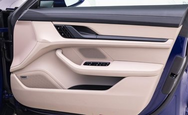 Porsche Taycan TURBO 93KWH 19