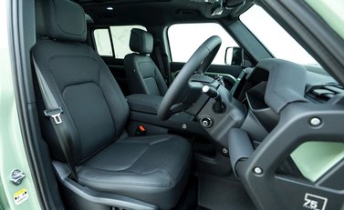 Land Rover Defender 110 75th Anniversary P400e 10