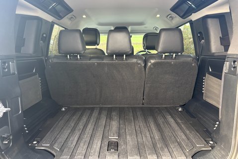 Land Rover Defender 110 D300 Hard Top HSE with Rear Seat Conversion - Black Pack 11