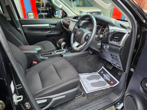 Toyota Hilux INVINCIBLE 4WD D-4D DCB Auto 14