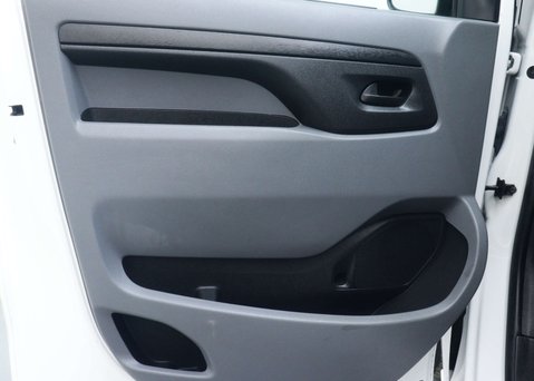 Vauxhall Vivaro 3100 75kWh Dynamic Panel Van 5dr Electric Auto L2 H1 (136 ps) 36