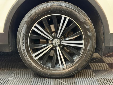 Volkswagen Tiguan 2.0 TDI SE Navigation 4Motion Euro 6 (s/s) 5dr 28