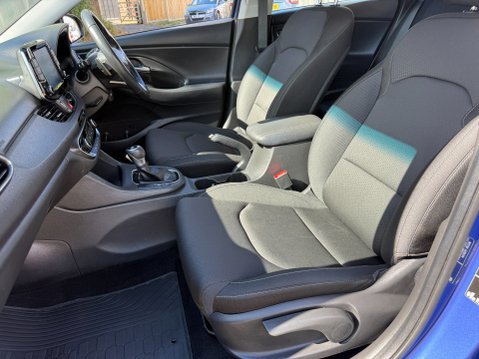 Hyundai i30 T-GDI FASTBACK SE NAV 37