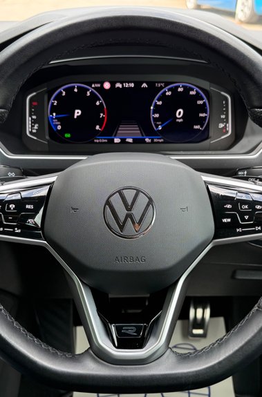 Volkswagen Tiguan R-LINE TSI DSG - ONE OWNER - APPLE CAR PLAY -ADAPTIVE CRUISE 