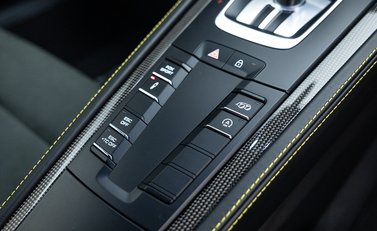 Porsche Cayman GT4 (718) 27