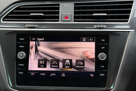 Volkswagen Tiguan R LINE TSI BMT 4MOTION DSG -RARE LEATHER INTERIOR -CAMERA -APPLE CARPLAY  50