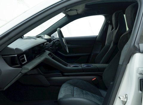 Porsche Taycan GTS Sport Turismo 14