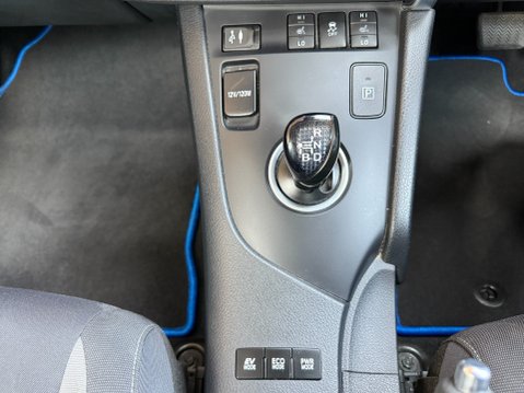 Toyota Auris VVT-I HYBRID BUSINESS EDITION TSS 32