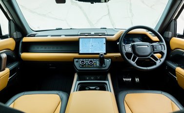 Land Rover Defender 110 X P400 18