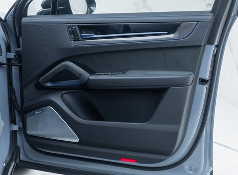 Porsche Cayenne TURBO E-HYBRID Coupe with GT Package 27