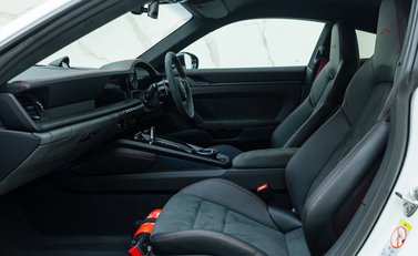 Porsche 911 Carrera 4 GTS (992) 17