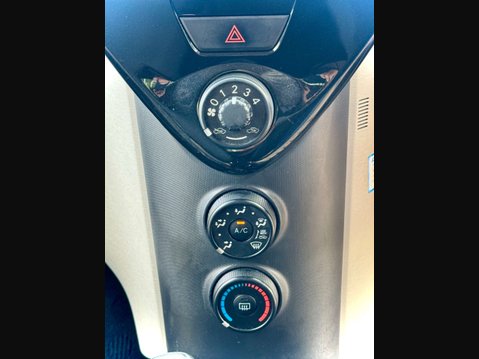 Toyota Iq 1.0 VVT-i Hatchback 3dr Petrol Multidrive Euro 5 (68 ps) 14