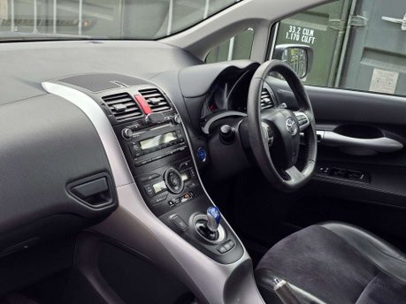 Toyota Auris 1.8 VVT-h T Spirit Hatchback 5dr Petrol Hybrid CVT Euro 5 (s/s) (136 ps) 21