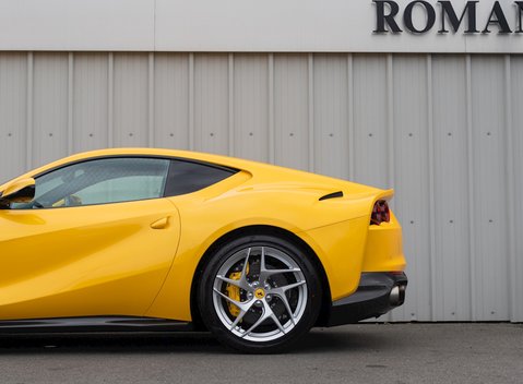 Ferrari 812 Superfast 35