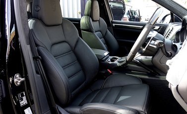 Porsche Cayenne Turbo S 18