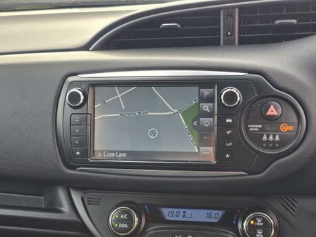 Toyota Yaris 1.5 VVT-h Design Hatchback 5dr Petrol Hybrid E-CVT Euro 6 (101 ps) 32