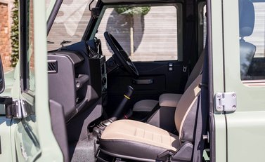 Land Rover Defender 110 Heritage Station Wagon 16