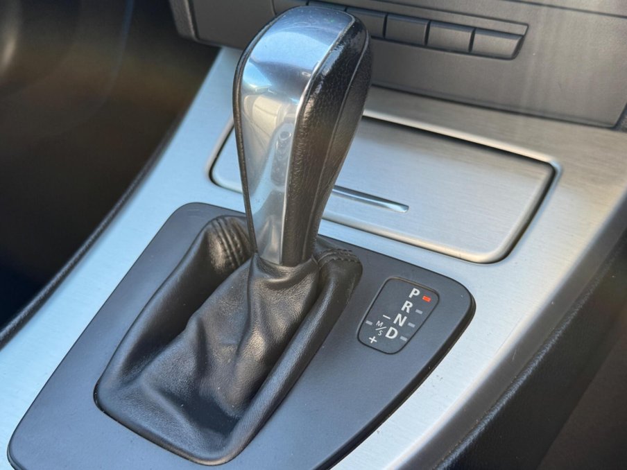 2012 BMW 3 Series — image 27