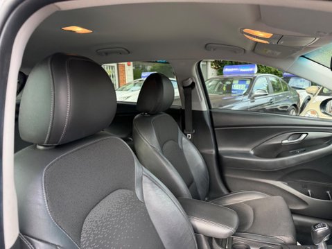 Hyundai i30 1.6 CRDi Blue Drive Premium Euro 6 (s/s) 5dr 23