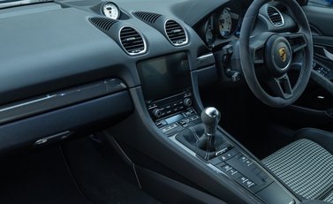 Porsche Cayman GT4 (718) 20