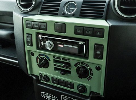 Land Rover Defender 110 Heritage 18