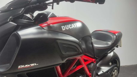 Ducati Diavel 1198 CARBON EDITION 24K 1 OWNER JUST SERVICED MOT APRIL 2027 43