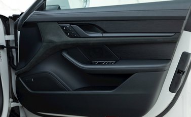 Porsche Taycan GTS Sport Turismo 22