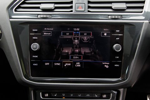 Volkswagen Tiguan R-LINE TECH TDI 4MOTION DSG 26