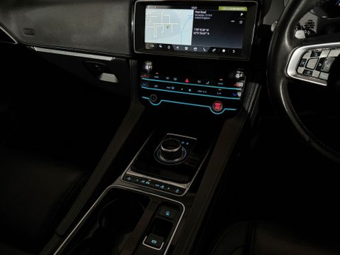 Jaguar F-Pace R-SPORT AWD 13
