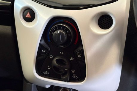 Toyota Aygo 1.0 VVT-i x-pure Hatchback 5dr Petrol Manual Euro 6 (68 ps) 37